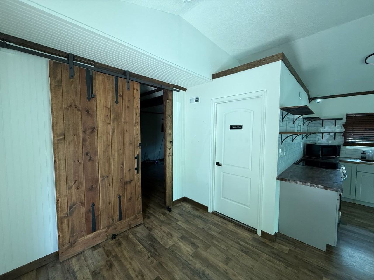 18312 Hollister Rd - Photo 5 of 6