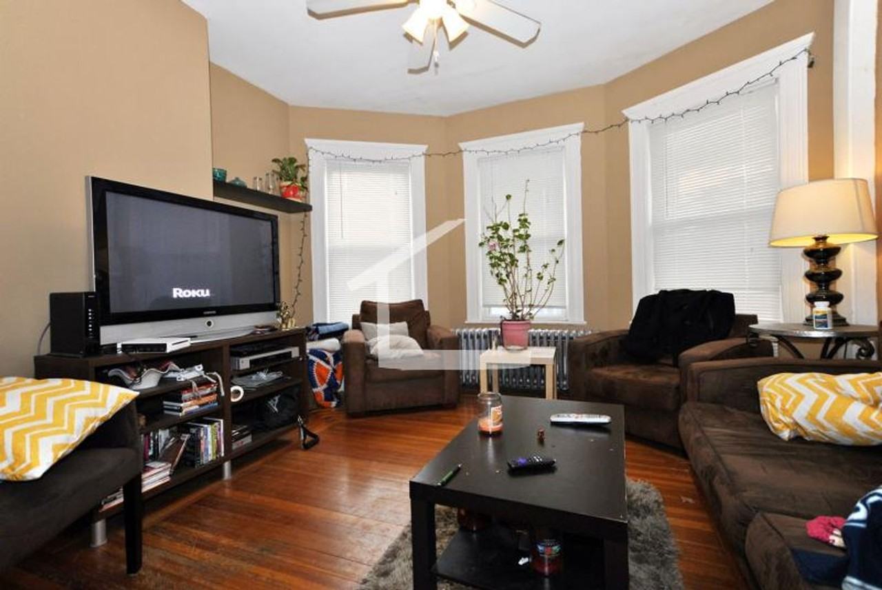 144 Brooks St - Photo 2 of 9