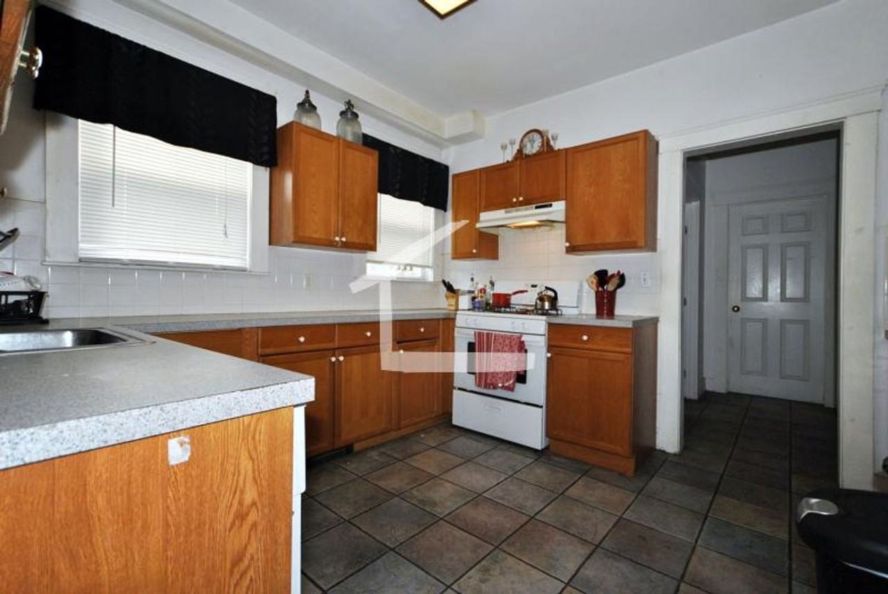 144 Brooks St - Photo 5 of 9