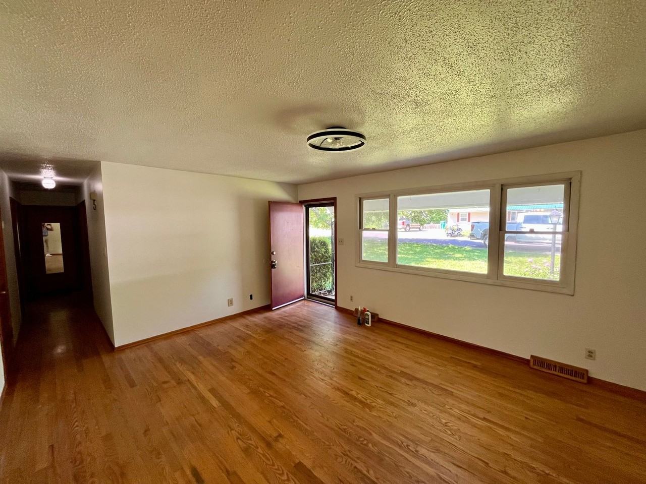 340 Hillcrest Dr - Photo 2 of 13