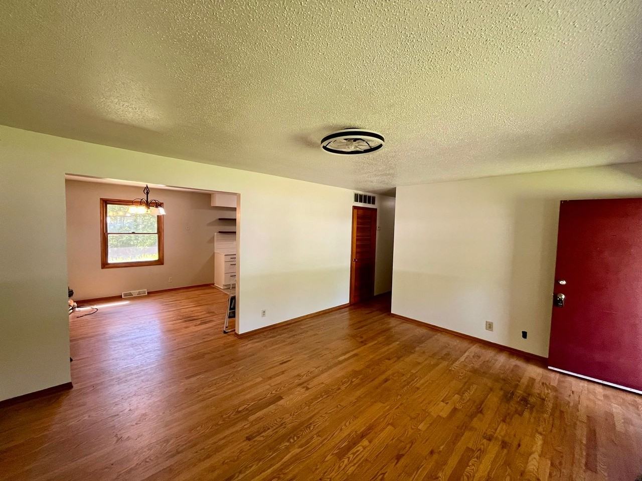 340 Hillcrest Dr - Photo 3 of 13