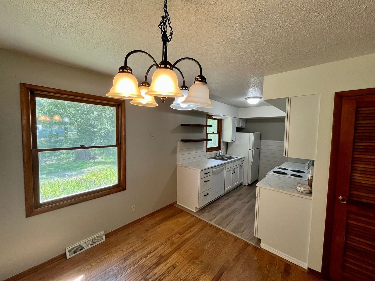 340 Hillcrest Dr - Photo 4 of 13