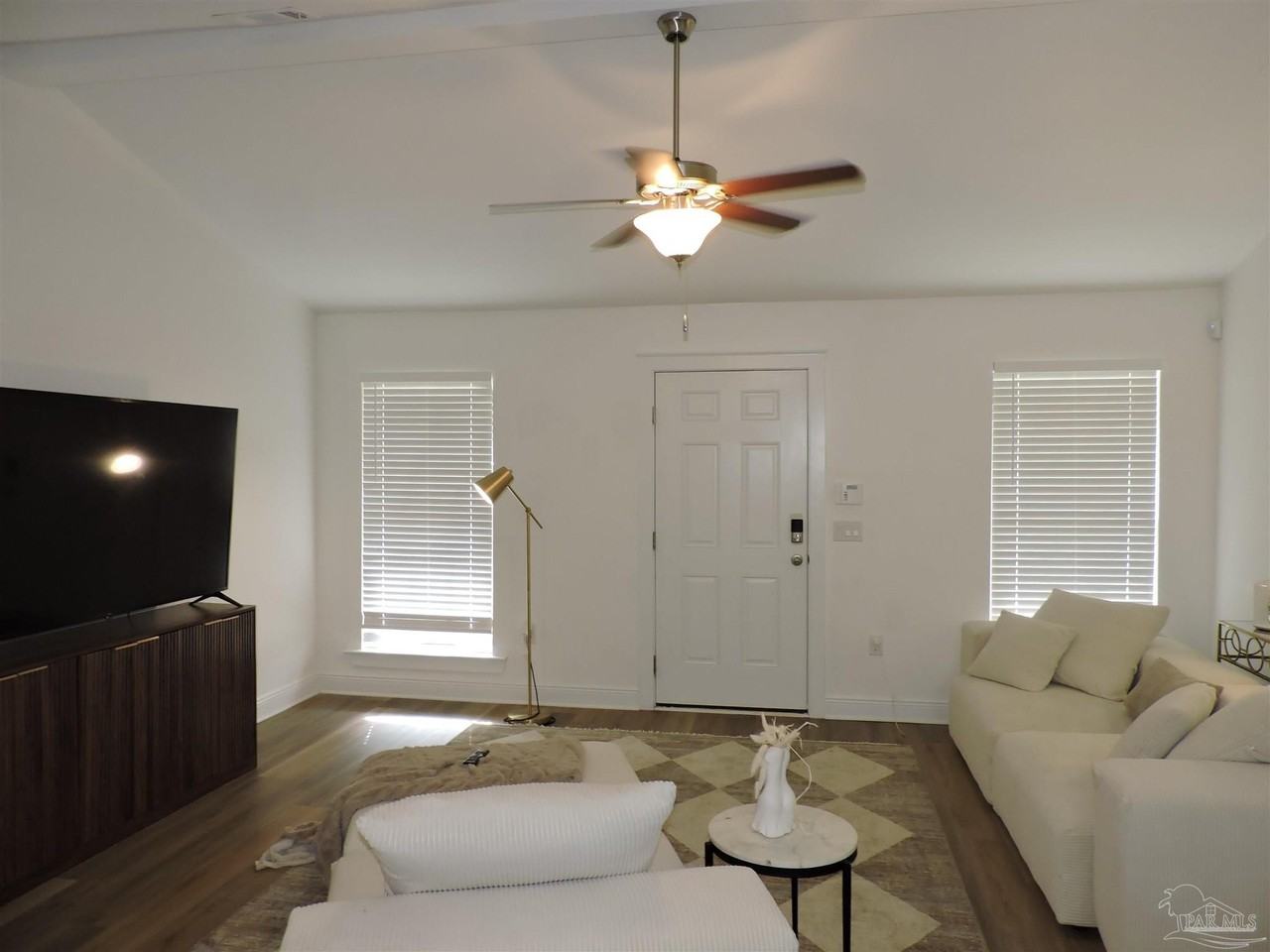 2202 N E St - Photo 4 of 19