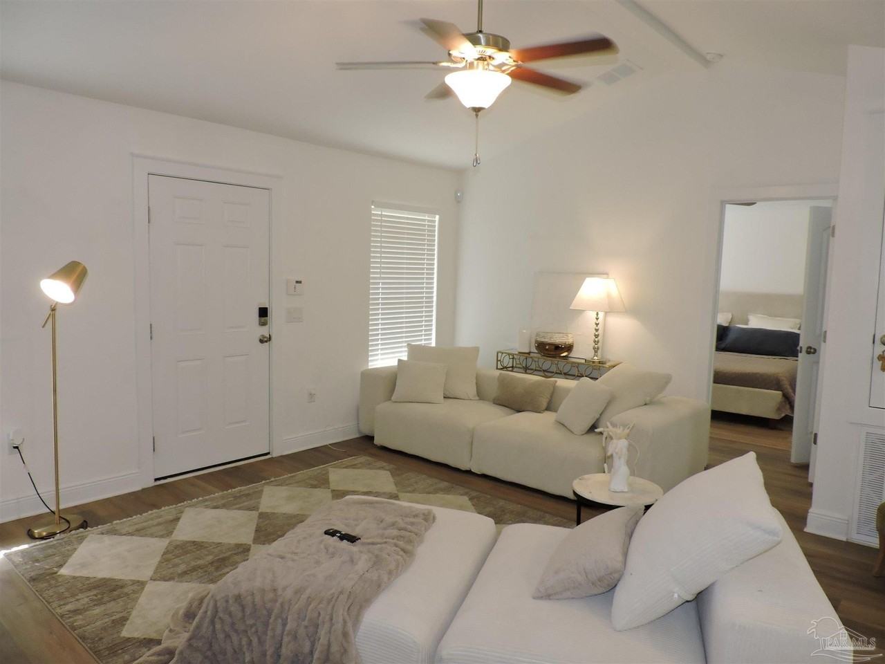 2202 N E St - Photo 5 of 19