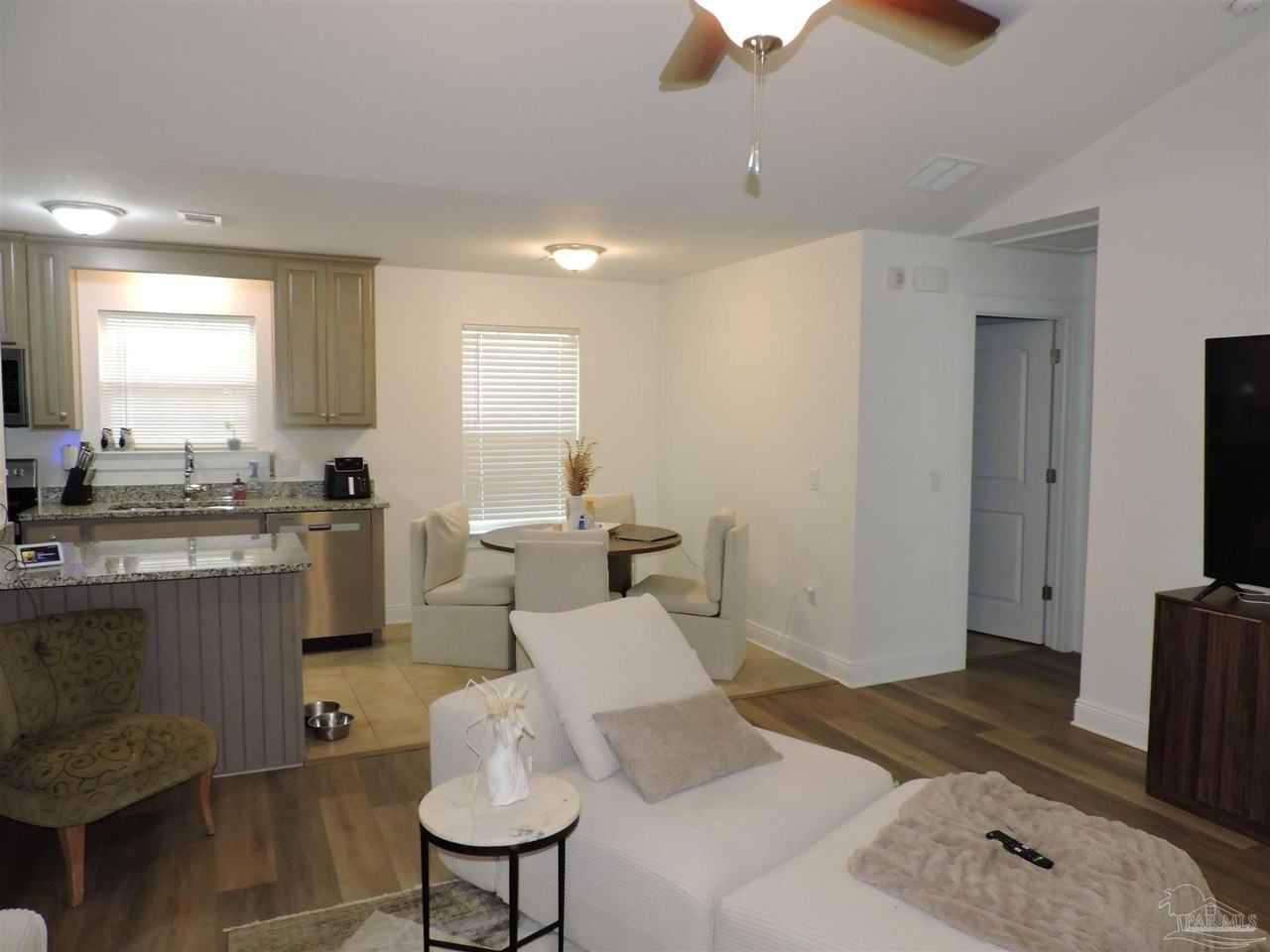 2202 N E St - Photo 6 of 19