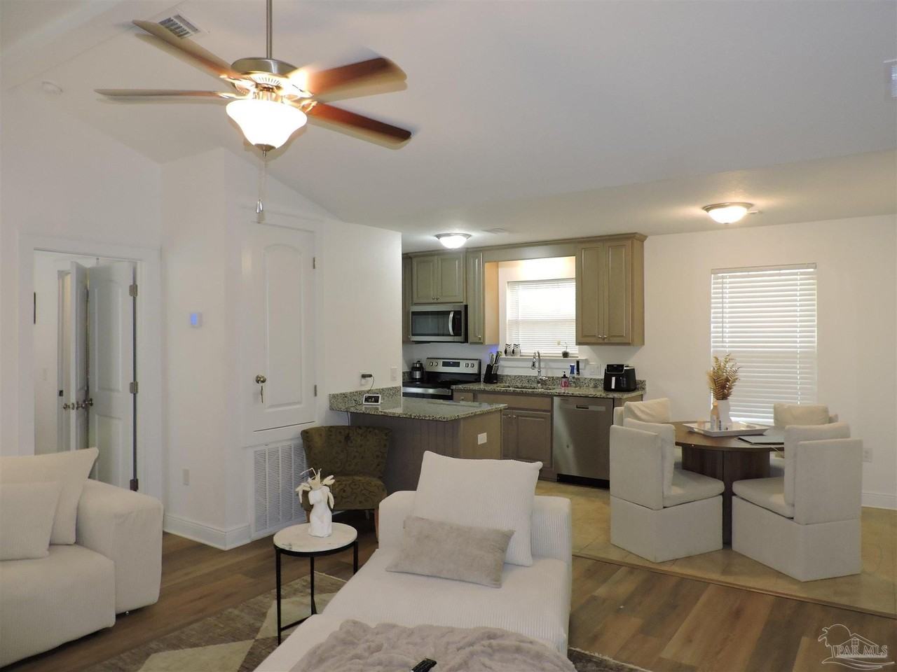 2202 N E St - Photo 7 of 19