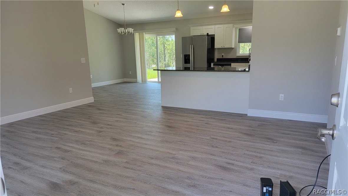 2719 W Sheila Dr - Photo 2 of 17