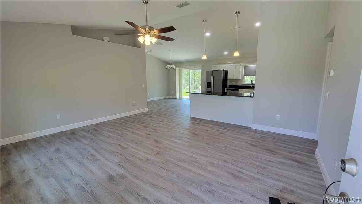 2719 W Sheila Dr - Photo 6 of 17