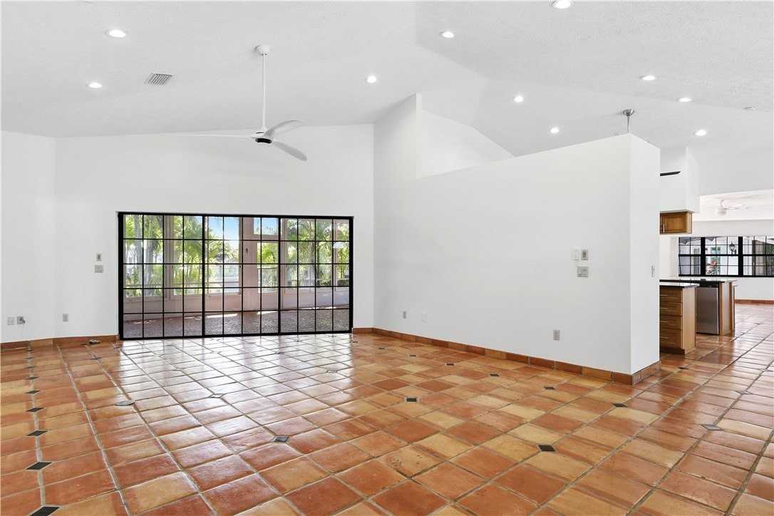 114 Queen Ann Ct - Photo 3 of 36