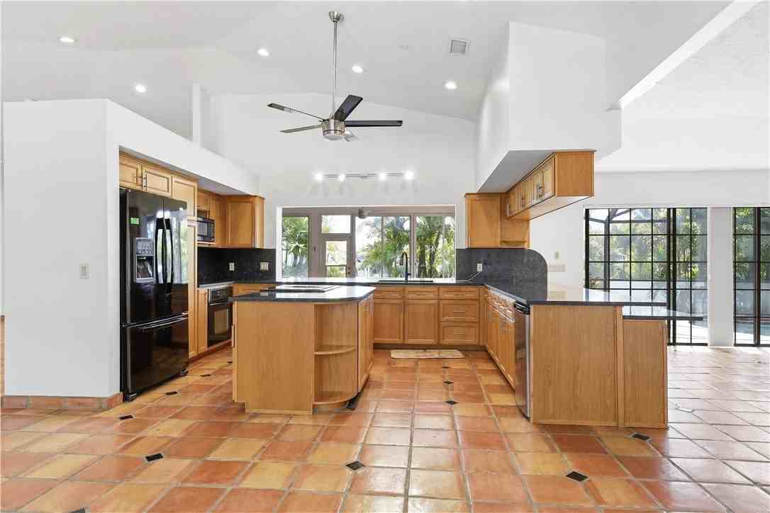 114 Queen Ann Ct - Photo 5 of 36