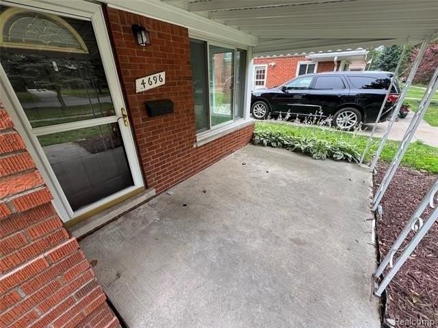4696 Roosevelt Blvd - Photo 4 of 37