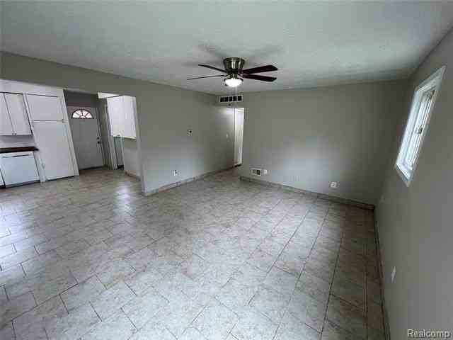 4696 Roosevelt Blvd - Photo 7 of 37