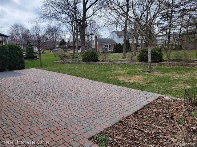 6927 Northpoint Dr - Photo 4 of 31
