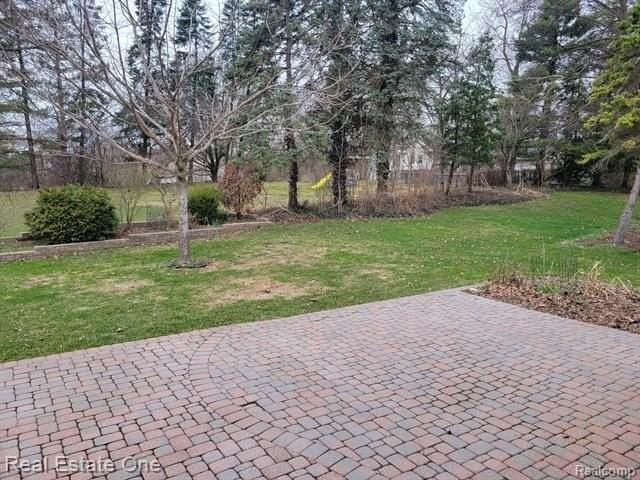6927 Northpoint Dr - Photo 6 of 31