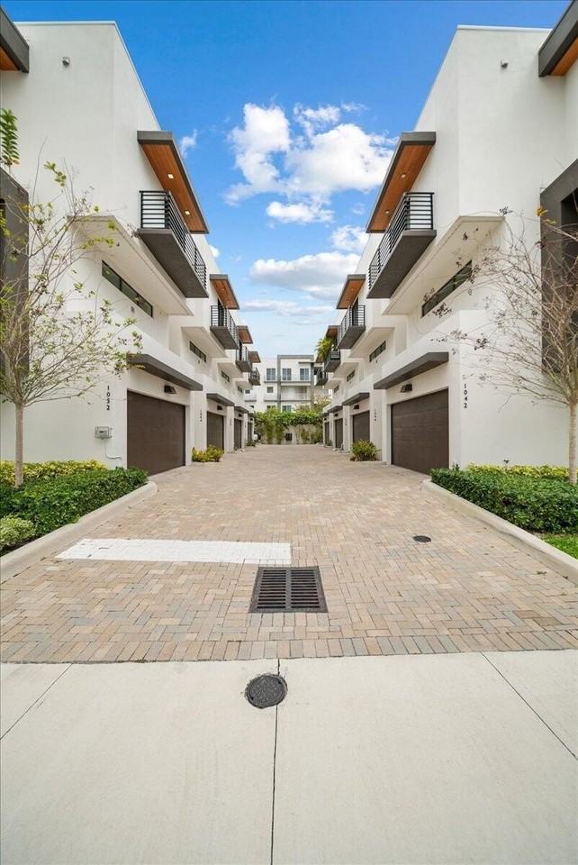 1052 N Victoria Park Rd - Photo 3 of 25