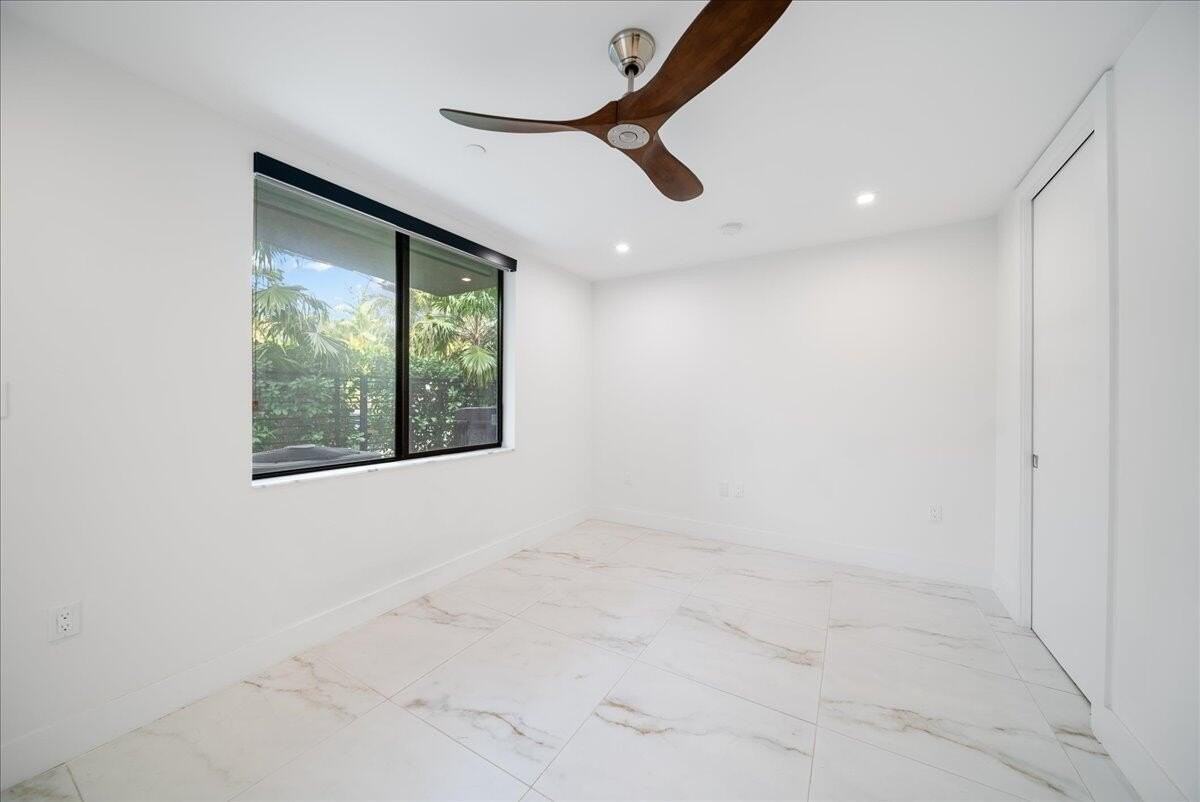 1052 N Victoria Park Rd - Photo 6 of 25