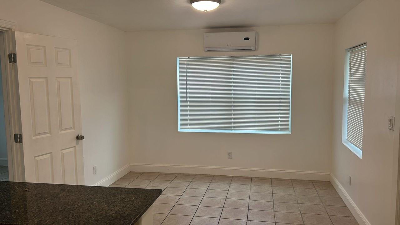 1140 Sw 30th St #AC - Photo 4 of 11