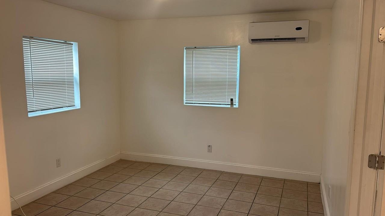 1140 Sw 30th St #AC - Photo 6 of 11