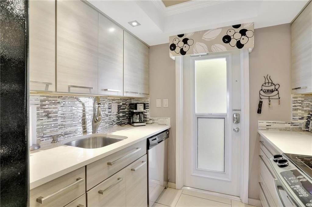 505 N Riverside Dr #4 - Photo 5 of 18