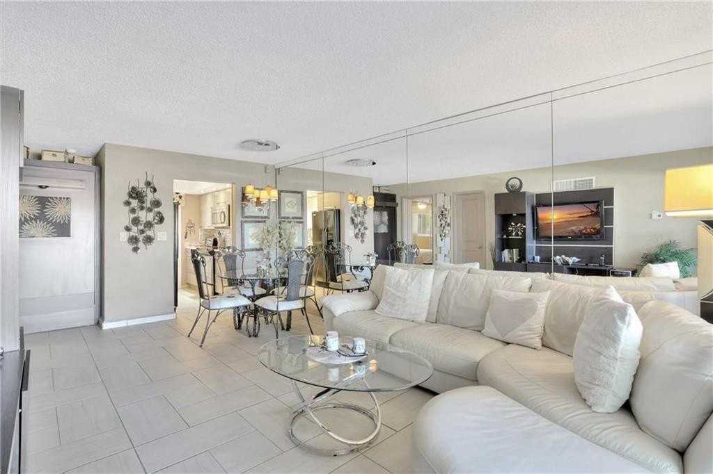 505 N Riverside Dr #4 - Photo 7 of 18