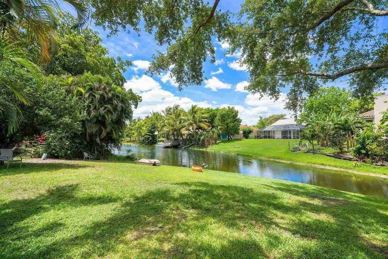 1369 Riverside Cir - Photo 7 of 47