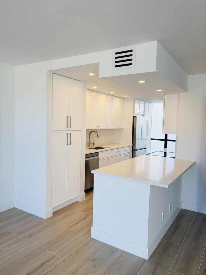 2404 Bridgewood Dr - Photo 2 of 10