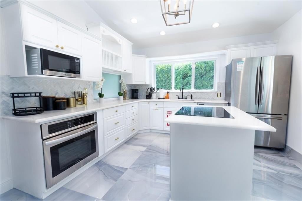222 N Tradewinds Ave - Photo 4 of 35