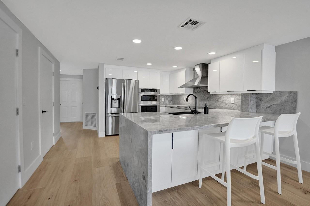 876 Jeffery St - Photo 4 of 40
