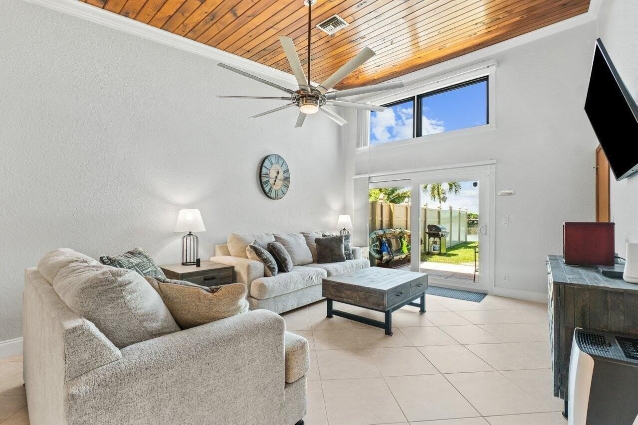 12542 Westhampton Cir - Photo 2 of 17