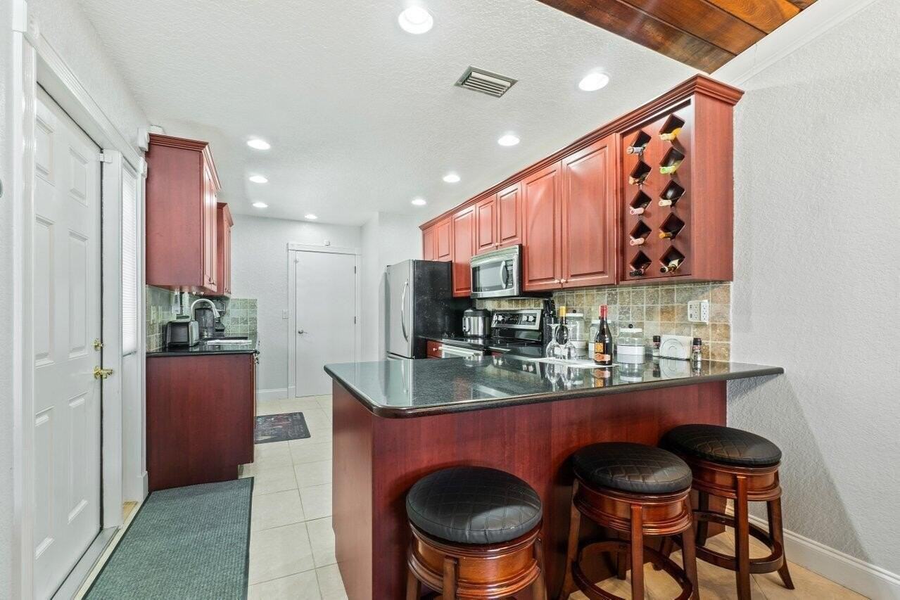 12542 Westhampton Cir - Photo 4 of 17