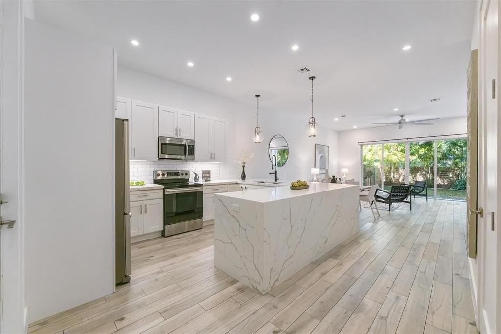 1121 Middle St - Photo 4 of 16