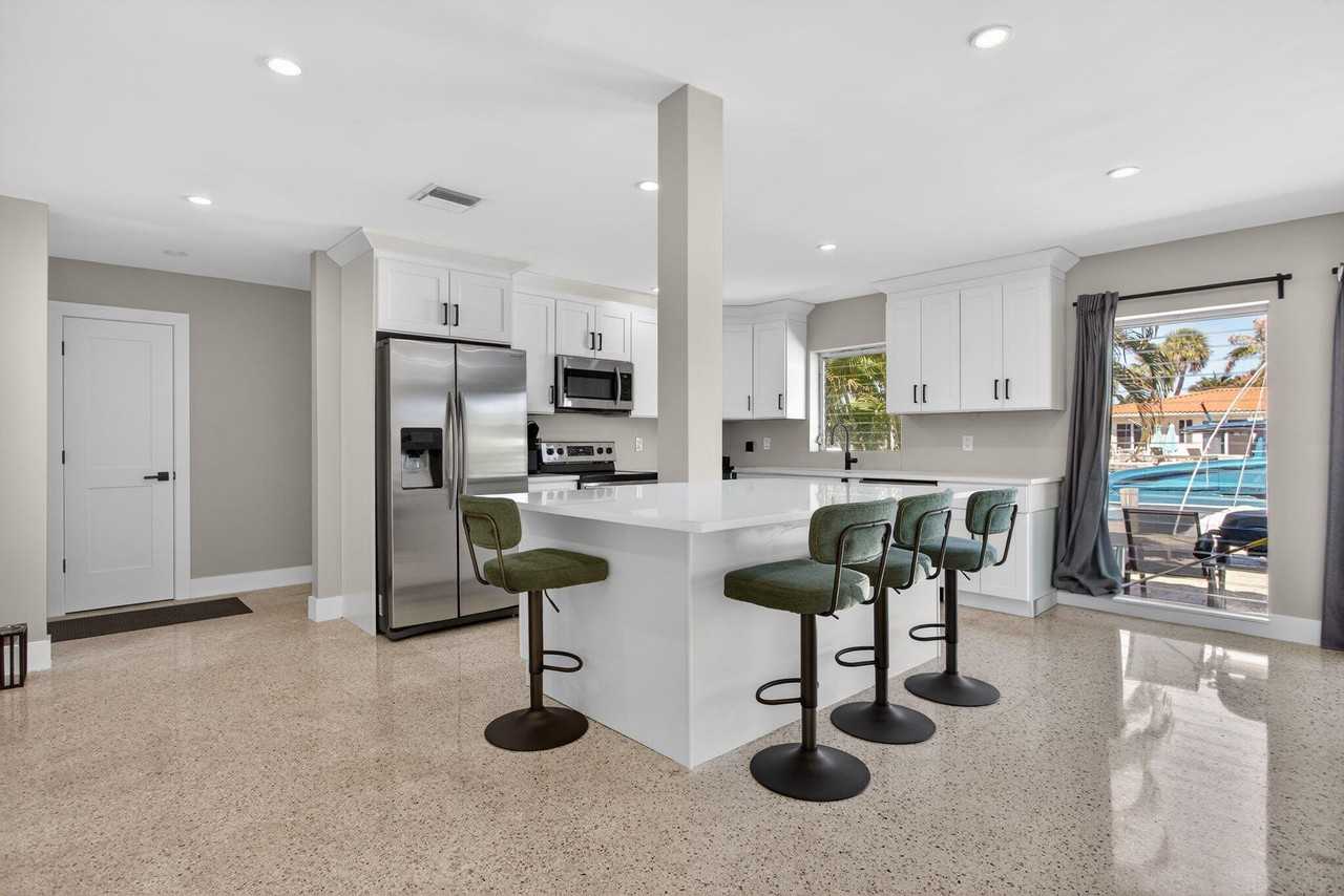 2433 Se 10th St - Photo 5 of 9