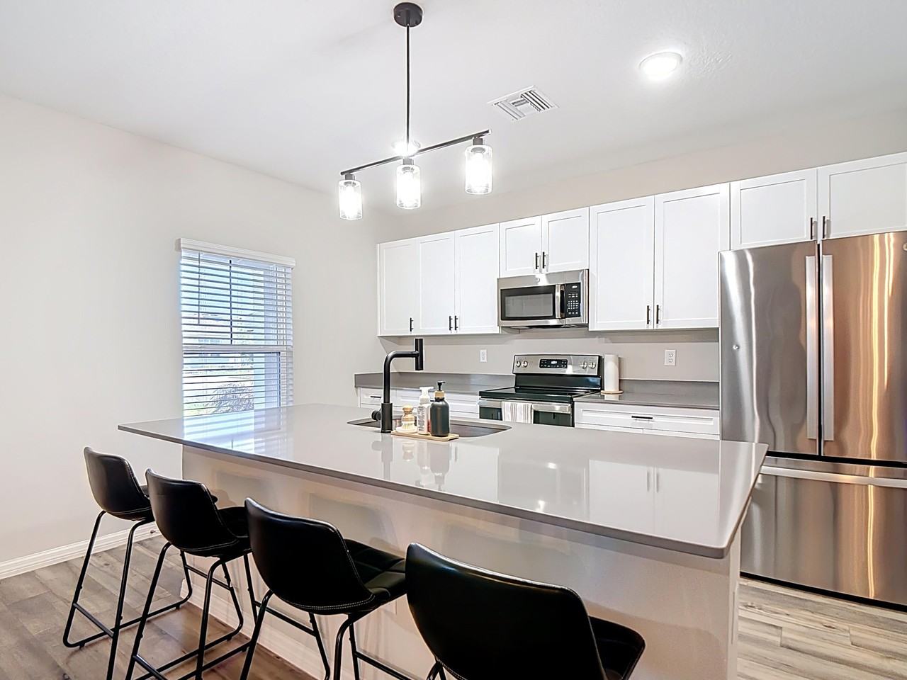 1504 Hummingbird Rd - Photo 3 of 50
