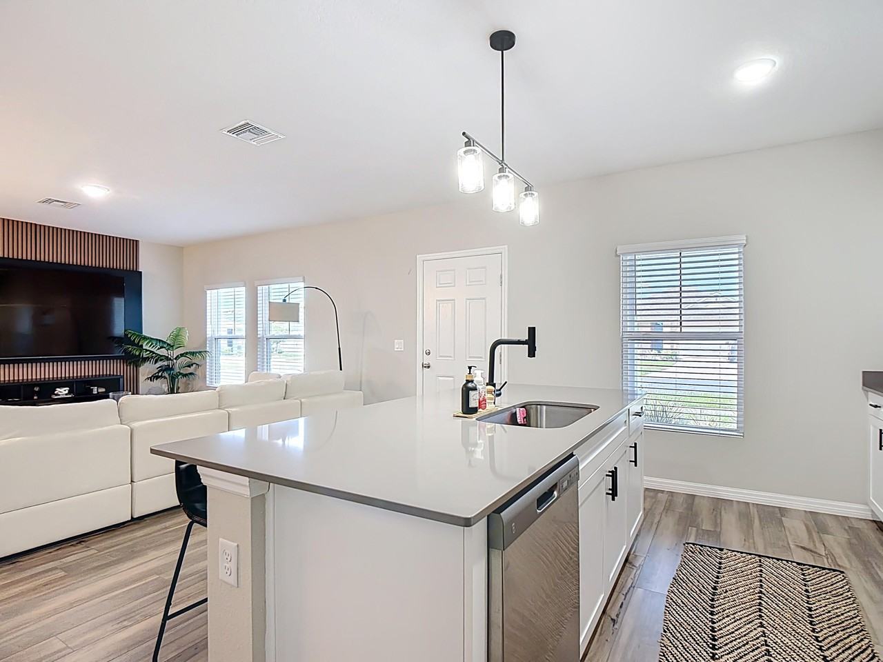 1504 Hummingbird Rd - Photo 6 of 50