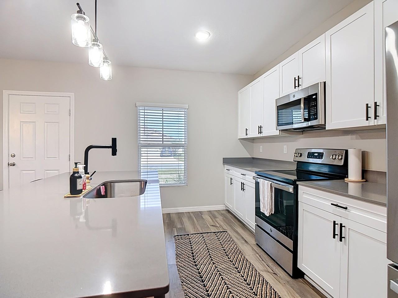 1504 Hummingbird Rd - Photo 7 of 50