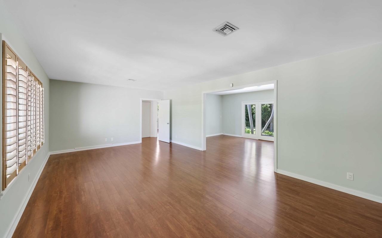 246 Merrain Rd - Photo 3 of 31