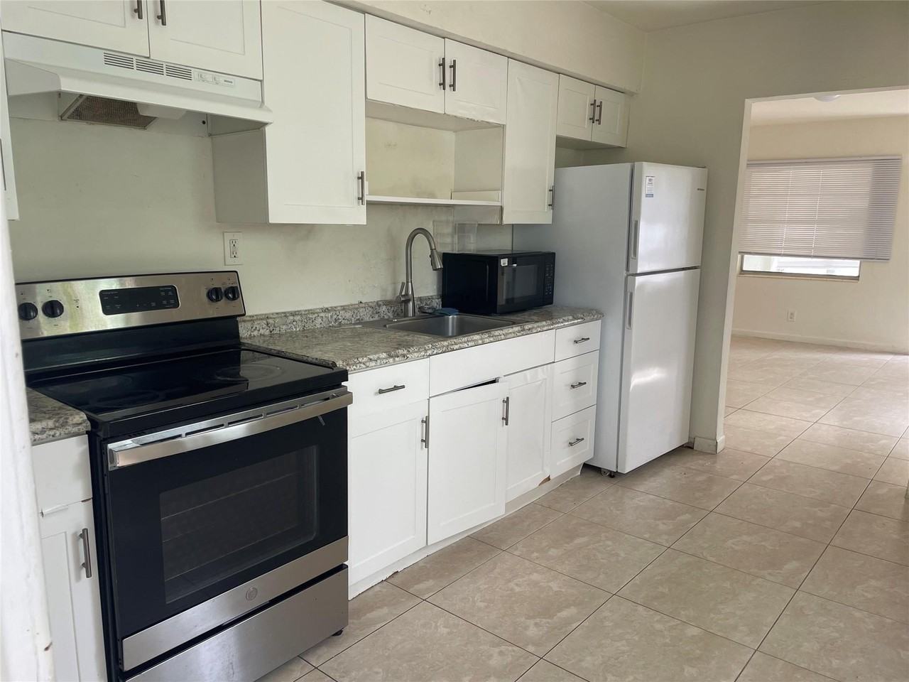 1635 Moffett St - Photo 4 of 13