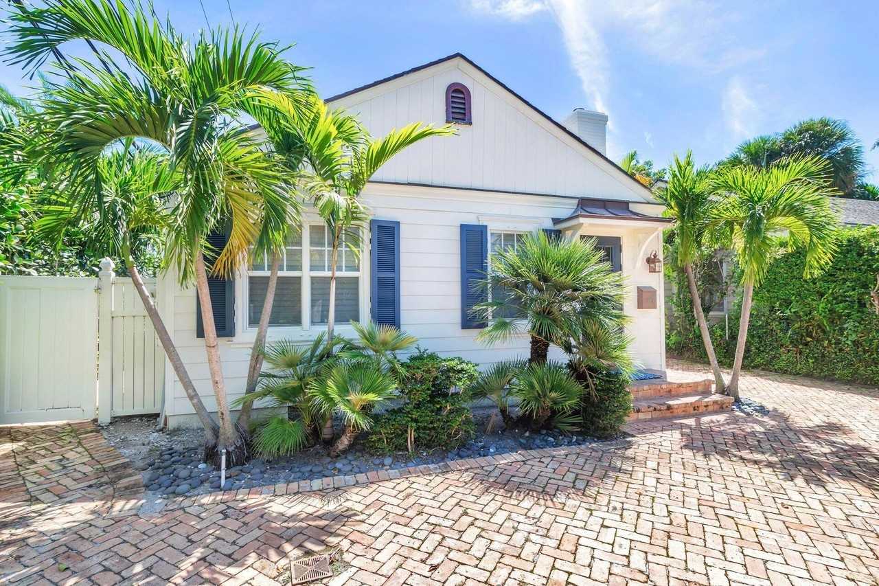 231 Cocoanut Row - Photo 3 of 27