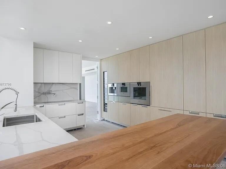 15701 Collins Ave #701 - Photo 4 of 10