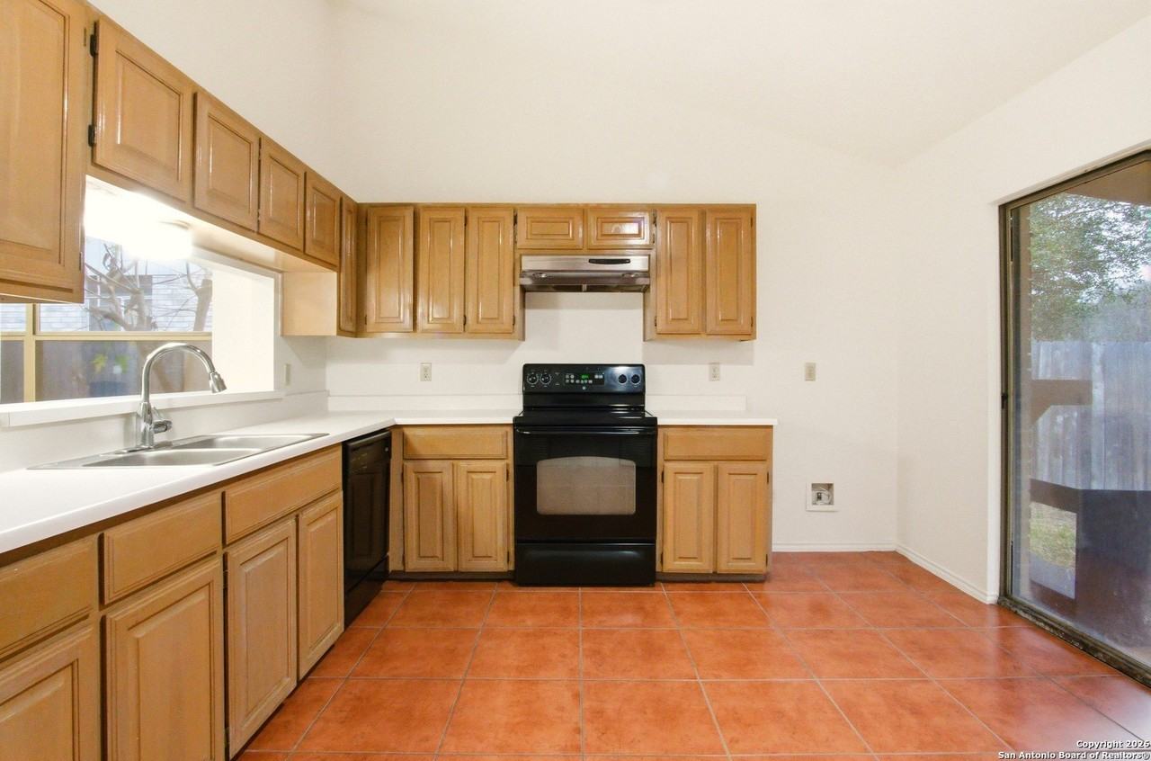 13802 Blenhein Rdg - Photo 4 of 33