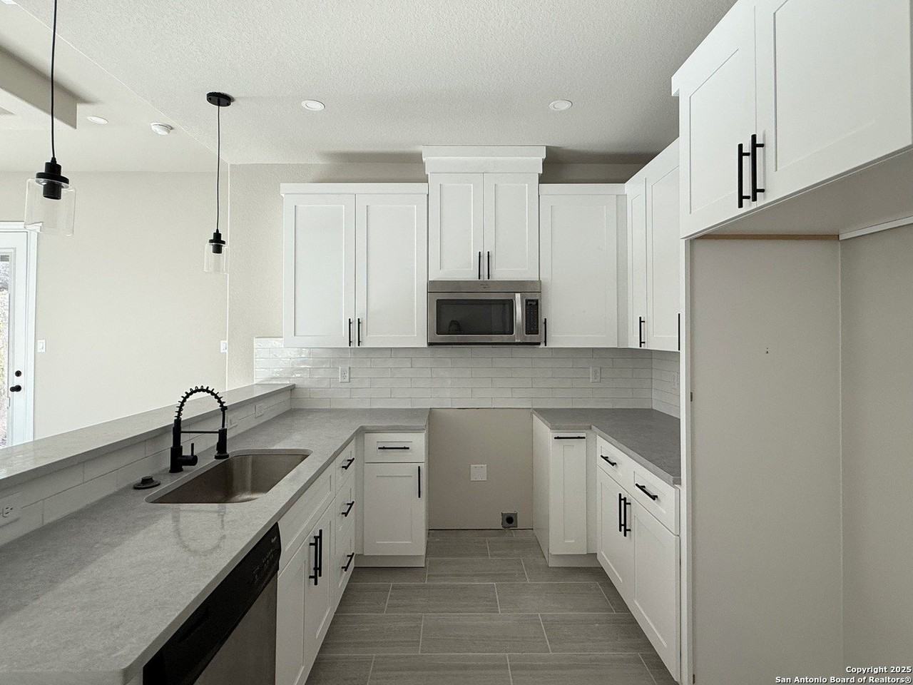411 Moselle Ave - Photo 6 of 20