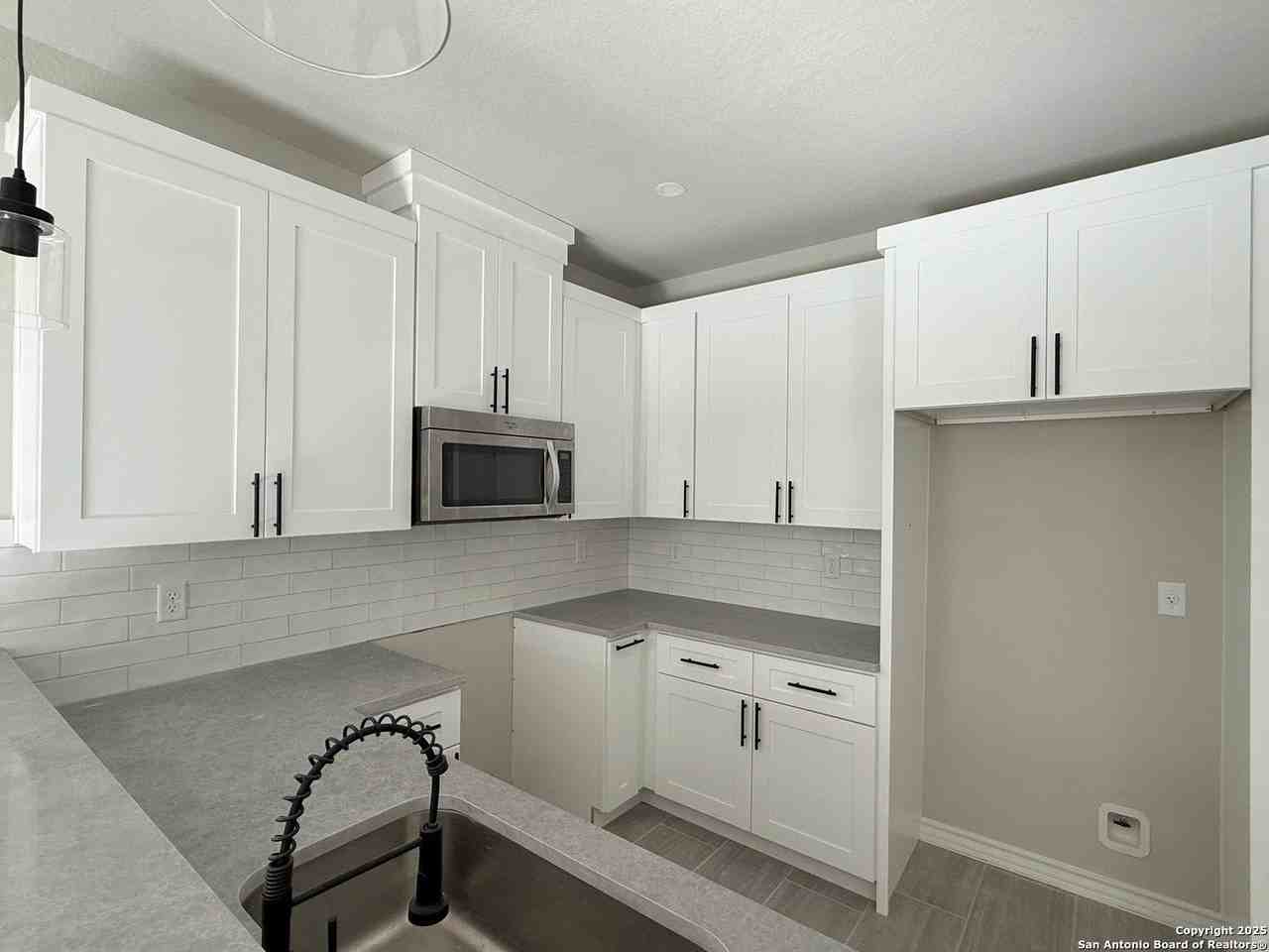 411 Moselle Ave - Photo 7 of 20