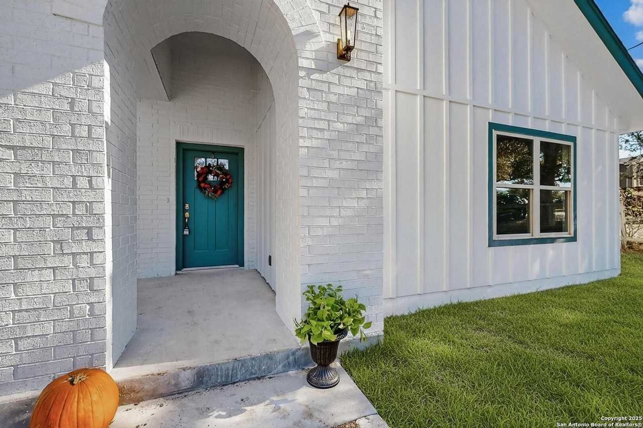 514 Contour Dr - Photo 4 of 47
