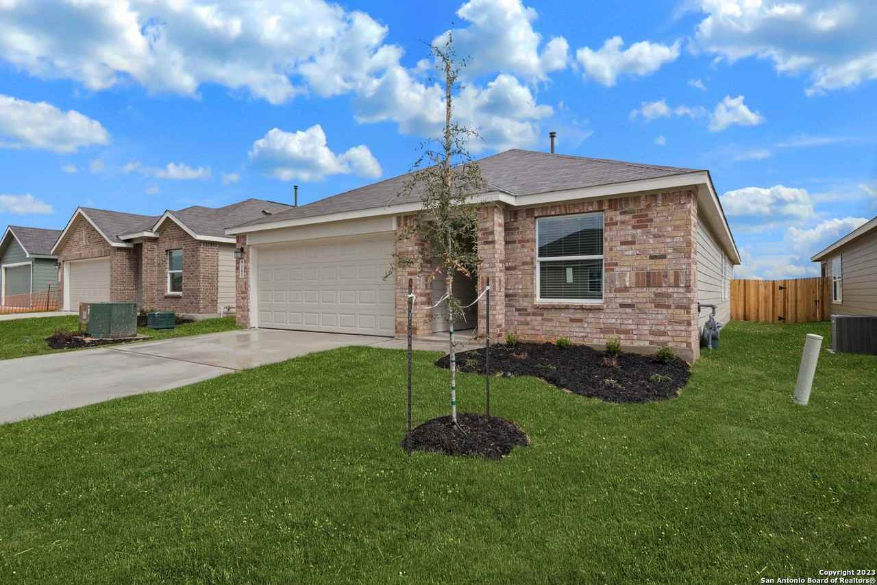 9105 Navarro Vis - Photo 3 of 28