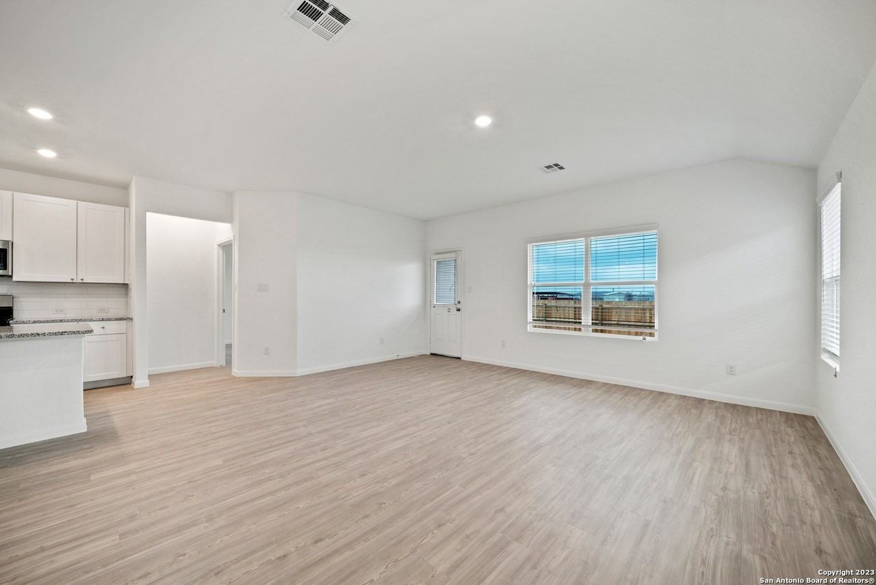 9105 Navarro Vis - Photo 6 of 28