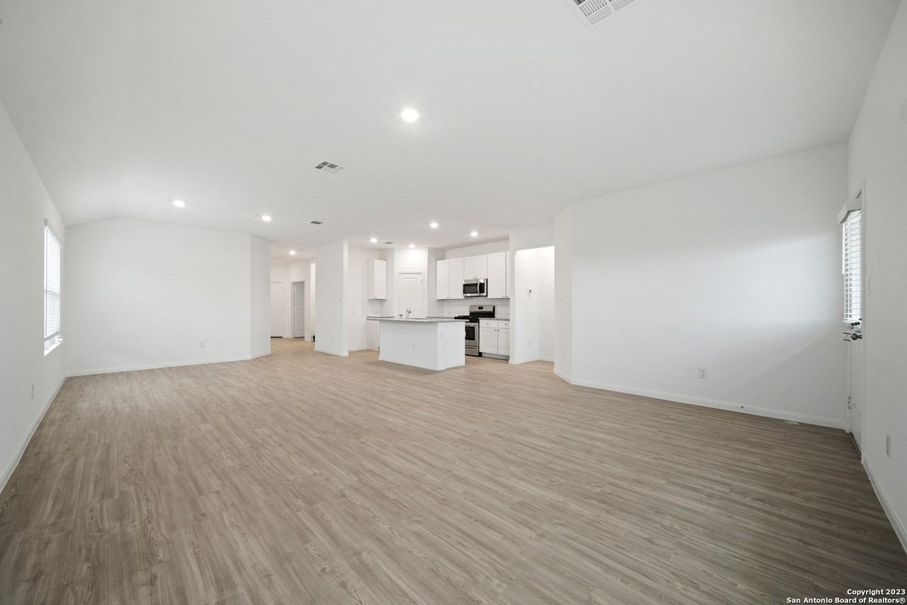 9105 Navarro Vis - Photo 7 of 28