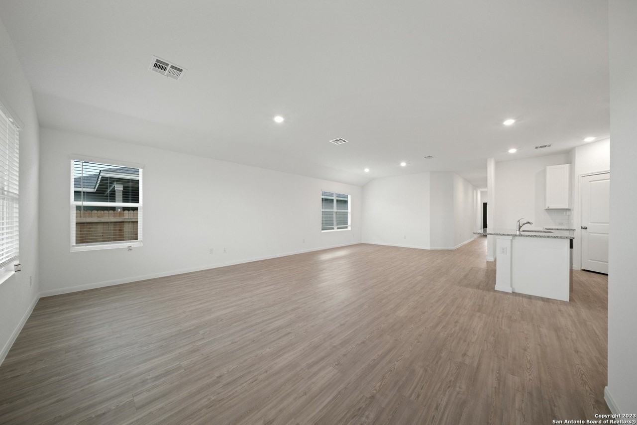9105 Navarro Vis - Photo 7 of 27