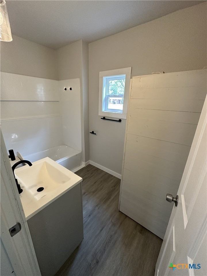 622 Scarbrough St - Photo 7 of 11