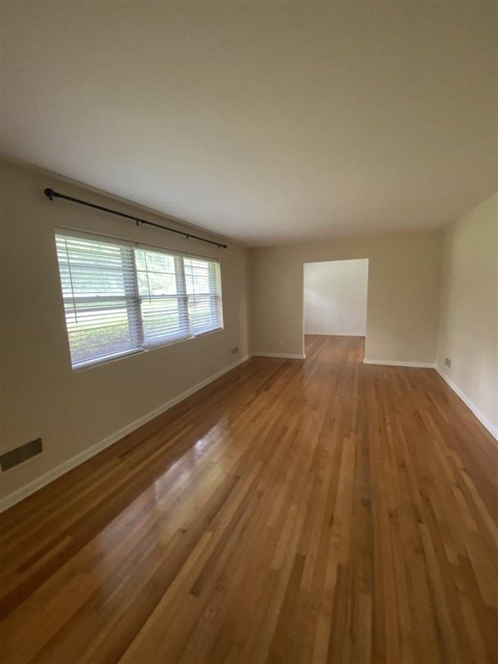 1006 Ivanhoe Rd - Photo 3 of 36