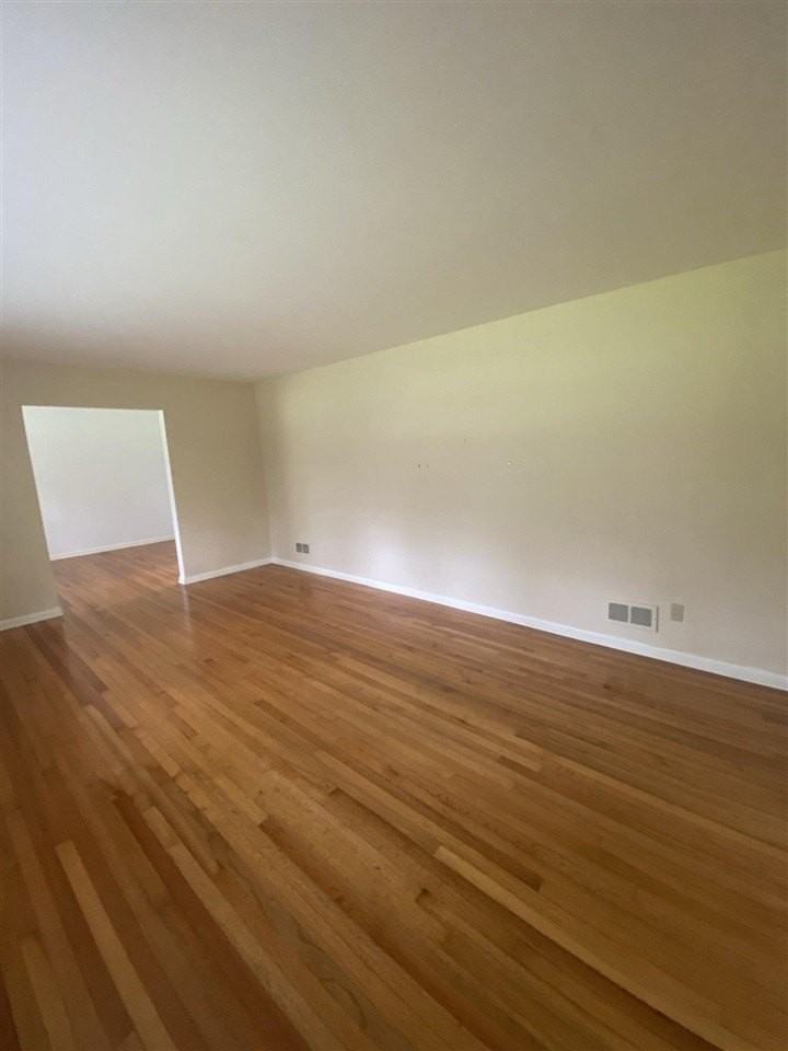 1006 Ivanhoe Rd - Photo 4 of 36